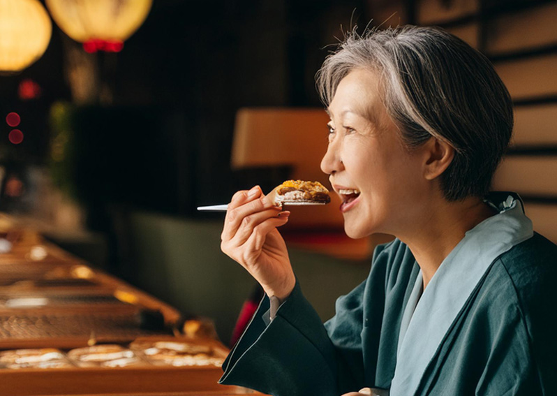 スイーツを食べる女性