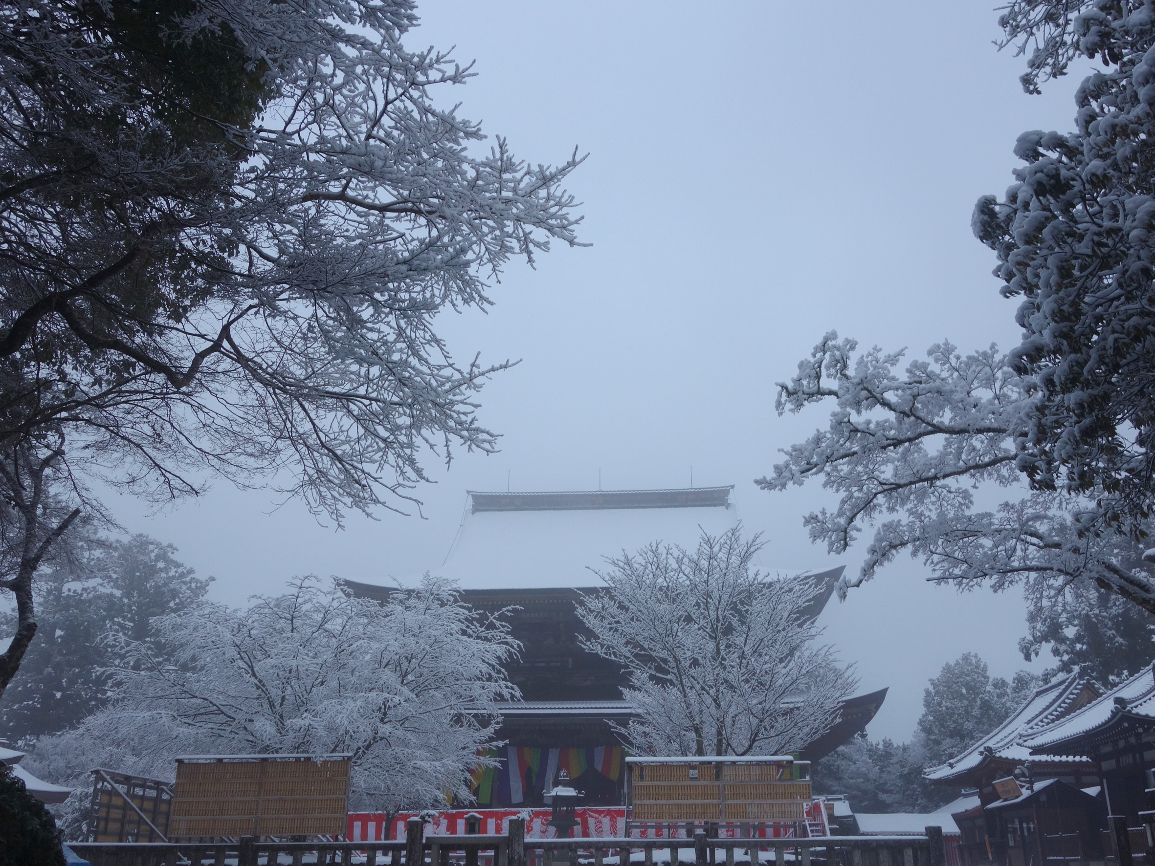 吉野山の顔、世界遺産・金峯山寺。春と秋の金剛蔵王権現のご開帳でも知られる。壮大な建築に時間を忘れる。